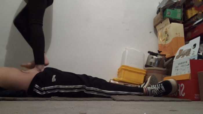 新开发素人椒椒地下室踩踏 ACYC-4381_HD绳艺资源